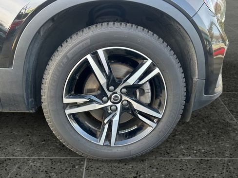 Used 2023 Volvo XC40 B5 Plus image 9