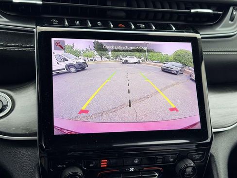 Used 2021 Jeep Grand Cherokee L Limited AWD/4WD image 4