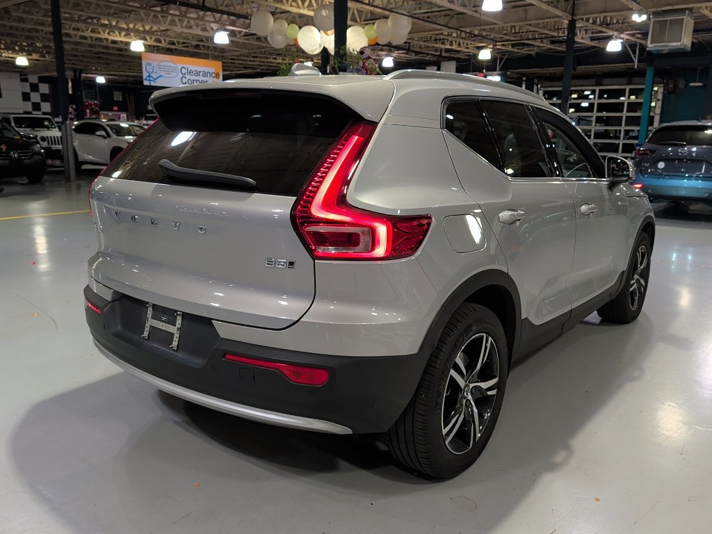 Used 2023 Volvo XC40 B5 Plus AWD/4WD image 7