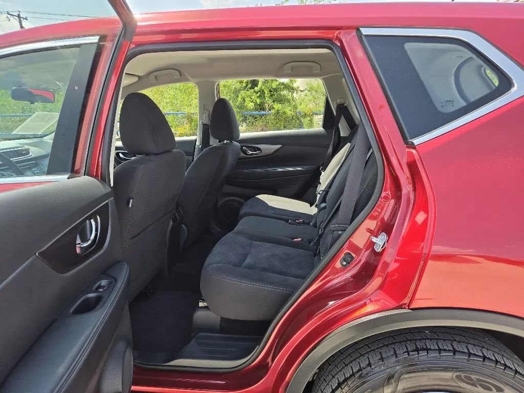 Used 2015 Nissan Rogue S FWD image 17