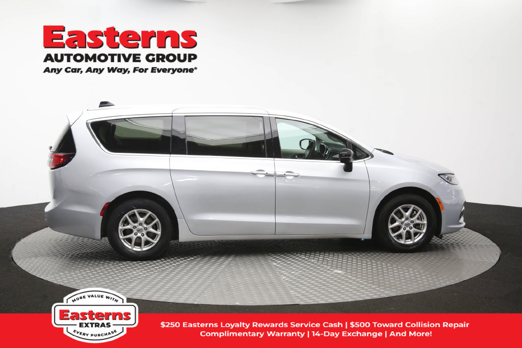 Used 2024 Chrysler Pacifica Touring-L FWD image 44