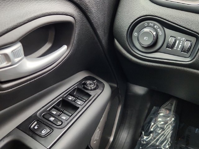Used 2023 Jeep Renegade Latitude w/ Sun & Fun Group AWD/4WD image 34