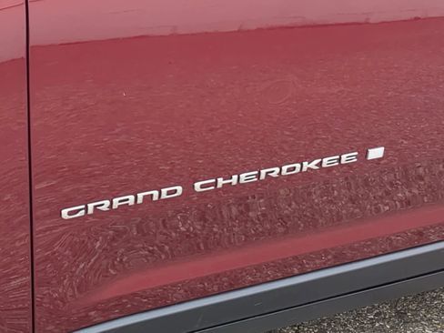 Used 2023 Jeep Grand Cherokee Laredo image 13