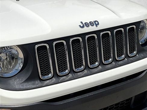 Used 2018 Jeep Renegade Latitude FWD image 27