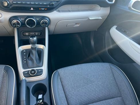 Used 2025 Hyundai Venue Limited image 32