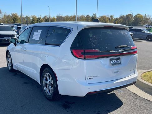 Used 2024 Chrysler Pacifica Limited image 6