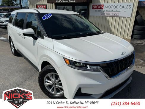 Used 2022 Kia Carnival LX image 1