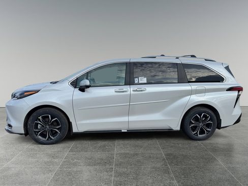 New 2026 Toyota Sienna Platinum image 2
