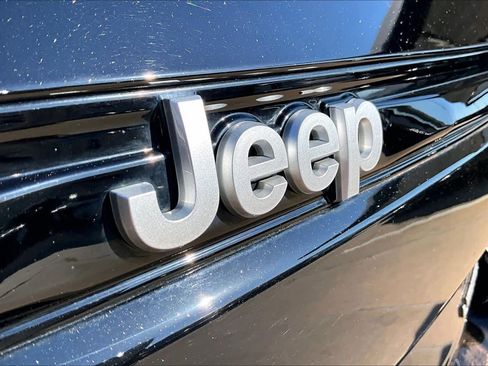 Used 2024 Jeep Grand Cherokee Limited w/ Trailer Tow Package AWD/4WD image 28