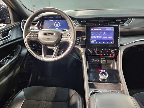 Used 2025 Jeep Grand Cherokee L Laredo RWD image 9