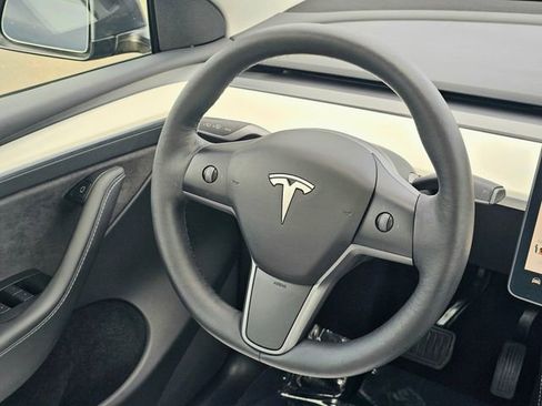 Used 2023 Tesla Model Y Long Range image 30