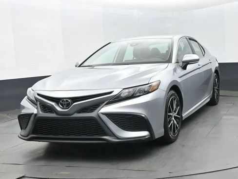 Used 2024 Toyota Camry SE FWD image 1