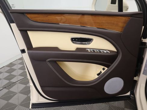 Certified 2023 Bentley Bentayga V8 image 25