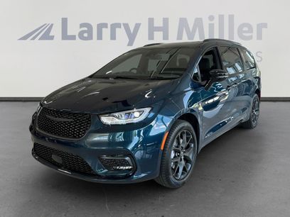 New 2025 Chrysler Pacifica Limited
