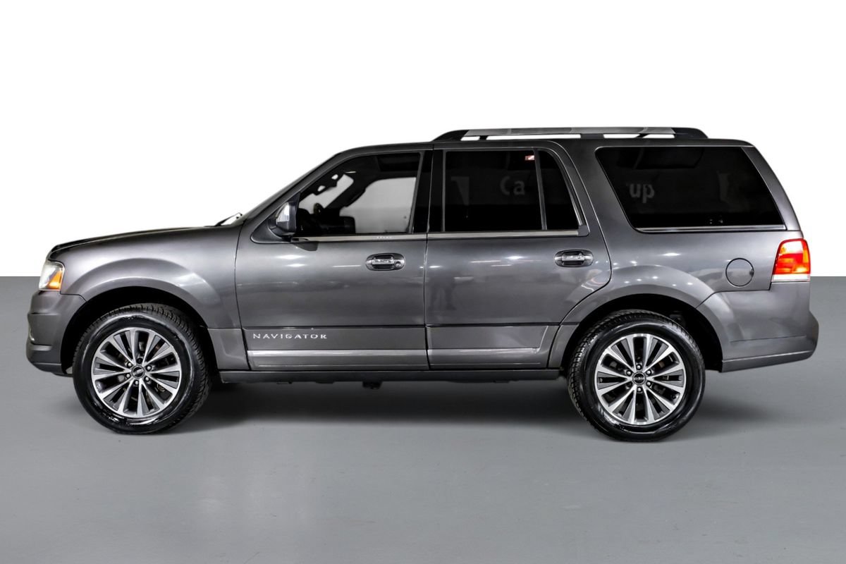 Used 2016 Lincoln Navigator Select RWD image 11