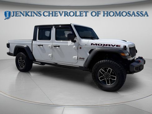 Used 2025 Jeep Gladiator Mojave w/ Convenience Group AWD/4WD image 9