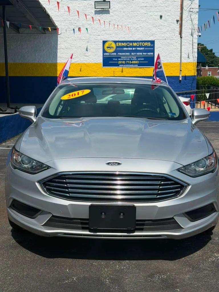 Used 2017 Ford Fusion SE w/ Fusion SE Technology Package FWD image 3