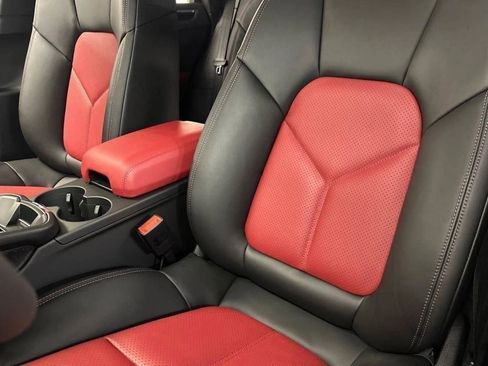 Certified 2025 Porsche Macan image 40