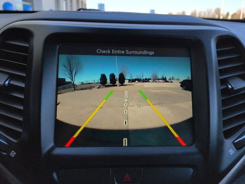 Used 2017 Jeep Cherokee Latitude w/ Cold Weather Group image 18