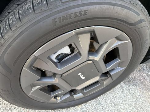 Used 2025 Kia Carnival EX FWD image 11