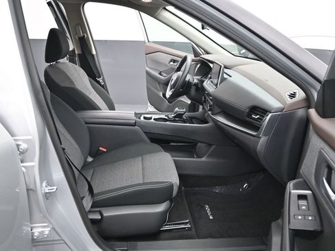 Used 2023 Nissan Rogue SV image 13