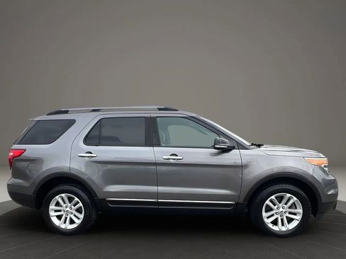 Used 2014 Ford Explorer XLT image 4