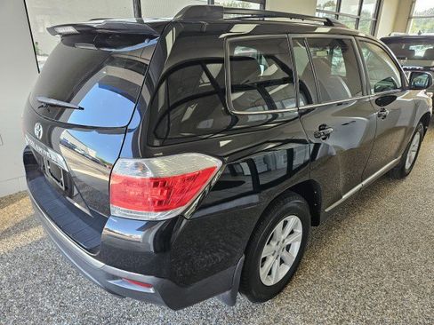 Used 2013 Toyota Highlander Plus FWD image 2