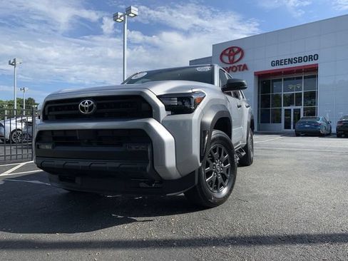 Used 2025 Toyota 4Runner SR5 AWD/4WD image 4