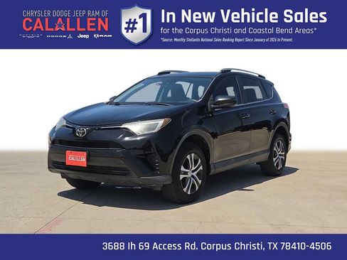 Used 2018 Toyota RAV4 LE FWD image 1