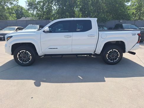 Used 2025 Toyota Tacoma TRD Sport AWD/4WD image 3