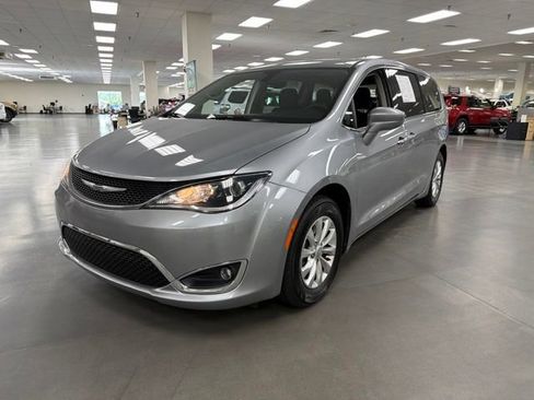 Used 2019 Chrysler Pacifica Touring Plus FWD image 3