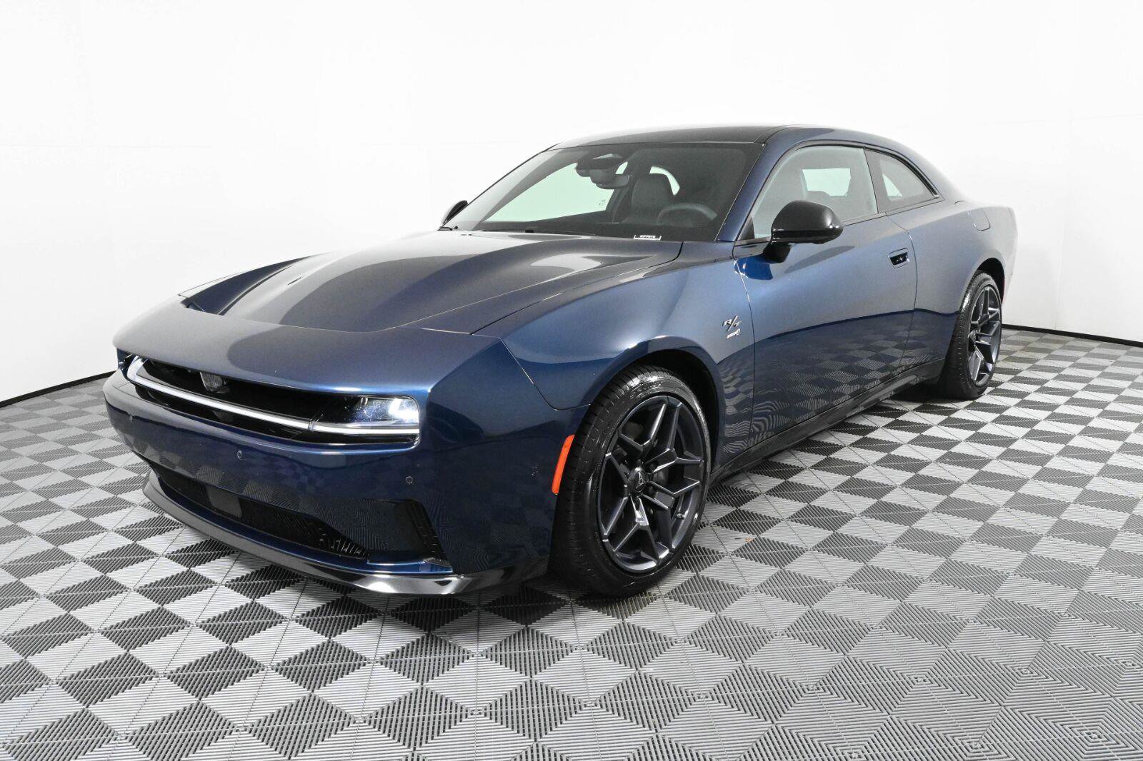 Used 2024 Dodge Charger Daytona R/T w/ Plus Group AWD/4WD image 2