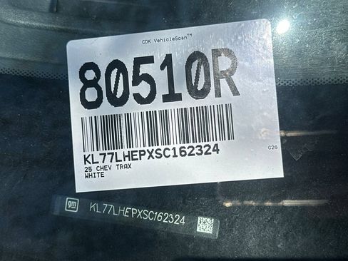 Used 2025 Chevrolet Trax LT FWD image 3