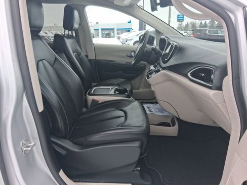 Used 2024 Chrysler Pacifica Touring-L image 17