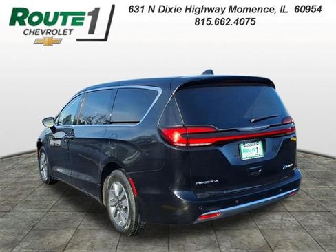 Used 2024 Chrysler Pacifica Limited FWD image 3
