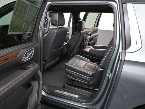 Used 2023 Chevrolet Suburban Premier image 10