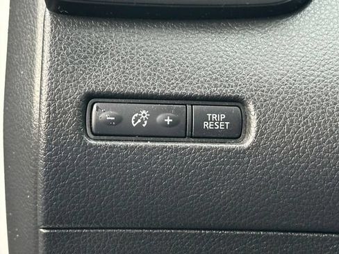 Used 2015 Nissan Rogue S FWD image 23