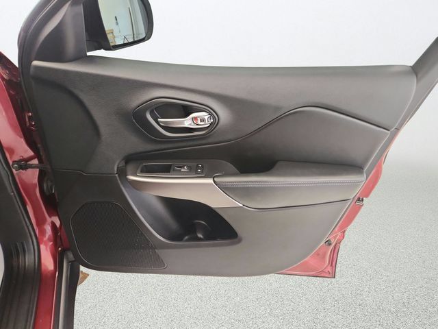 Used 2019 Jeep Cherokee Latitude w/ Popular Appearance Group FWD image 26