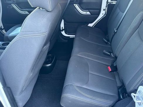 Used 2017 Jeep Wrangler Unlimited Rubicon w/ Connectivity Group image 8