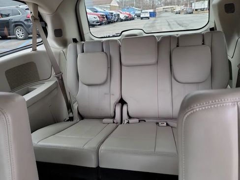 Used 2013 Chrysler Town & Country Touring image 23