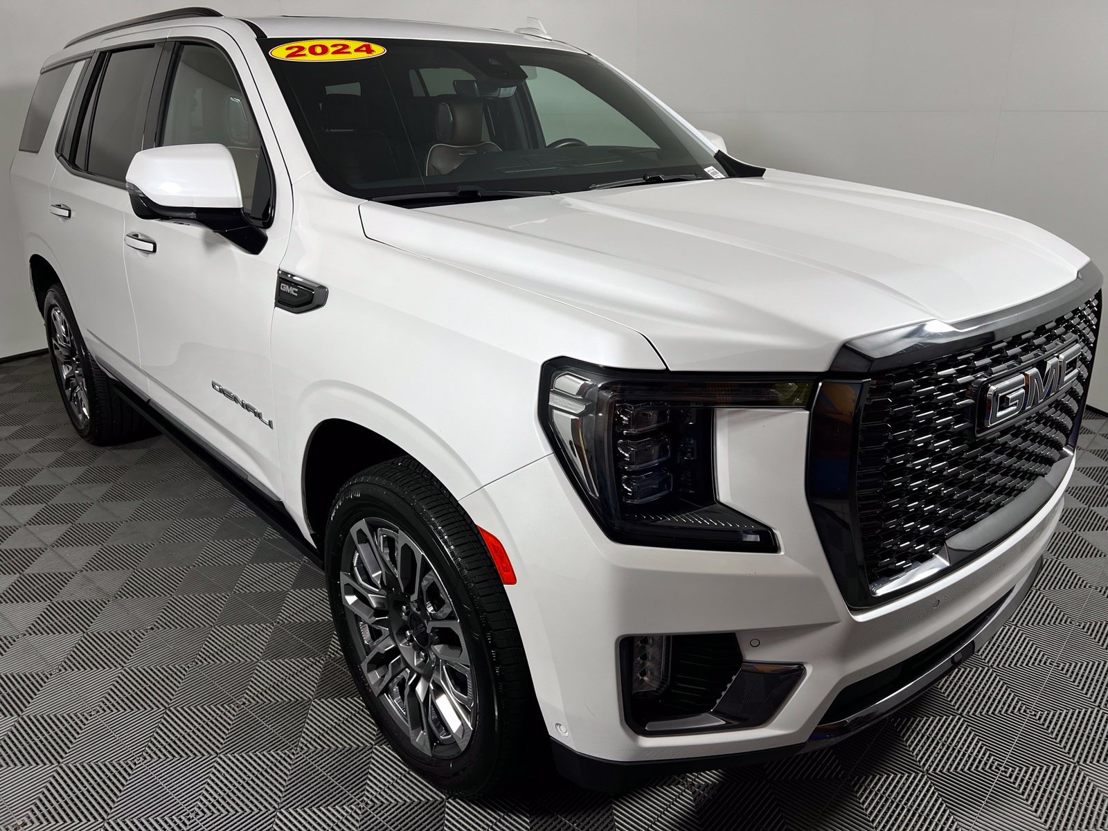 Used 2024 GMC Yukon Denali Ultimate AWD/4WD image 3