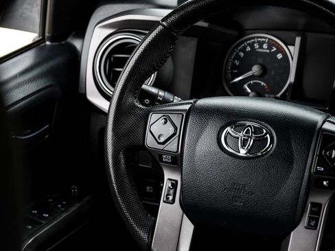 Used 2020 Toyota Tacoma TRD Off-Road AWD/4WD image 13