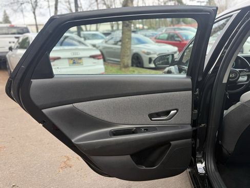 Used 2024 Hyundai Elantra Limited image 20