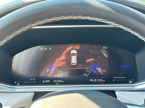 Used 2025 Volkswagen Taos SE AWD/4WD image 16