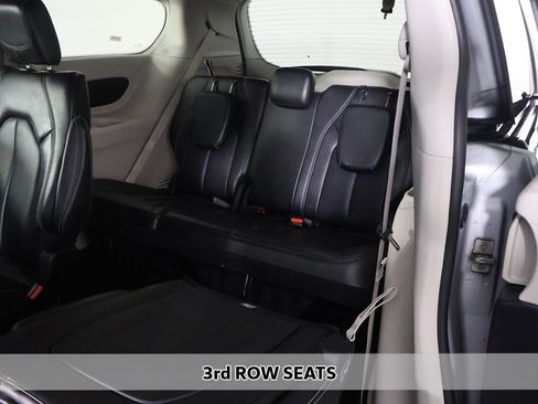 Used 2024 Chrysler Pacifica Touring-L image 8