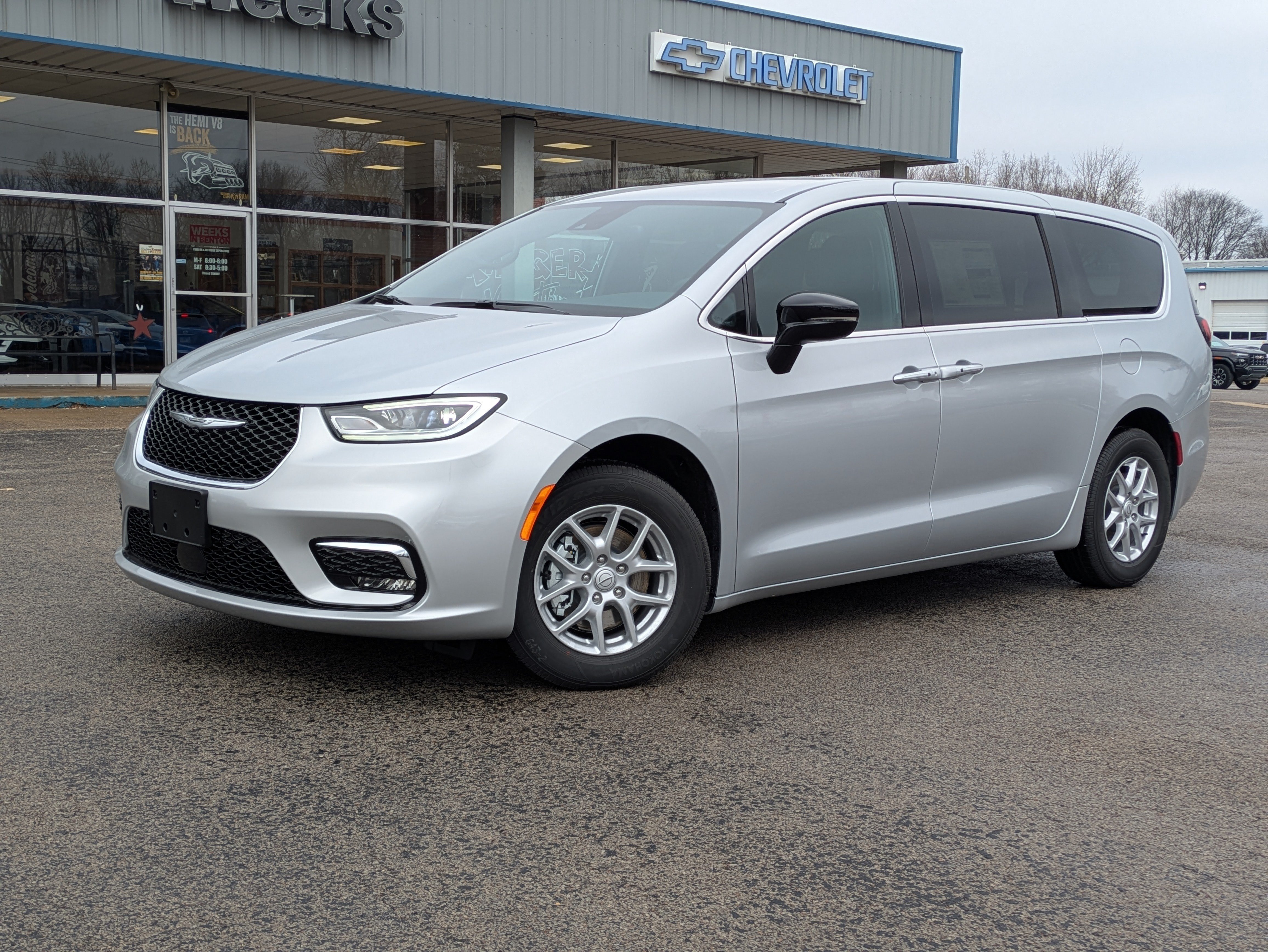 Used 2026 Chrysler Pacifica Select FWD image 1