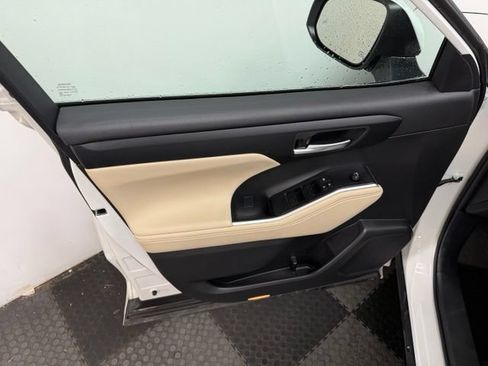 Used 2025 Toyota Highlander XLE AWD/4WD image 18
