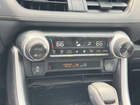 Used 2021 Toyota RAV4 XLE FWD image 20