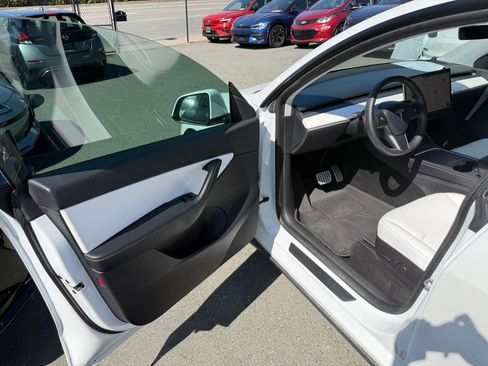 Used 2022 Tesla Model Y Performance image 9