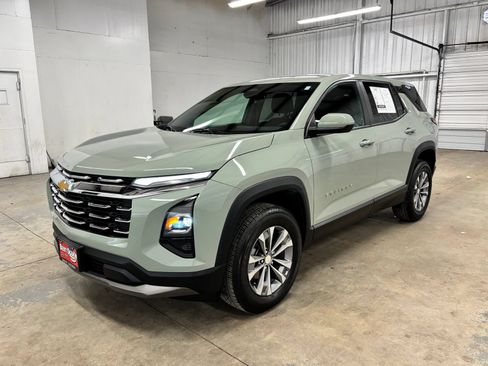 Used 2025 Chevrolet Equinox LT FWD image 3